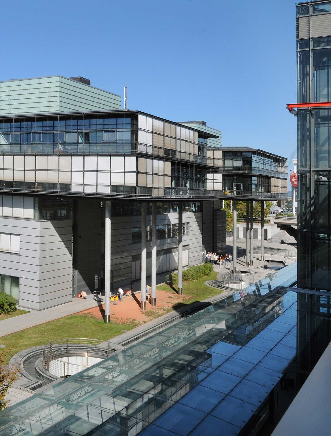 110914_Echterdingen_Flughafen - Gebäude 09 Ausschnitt.jpg